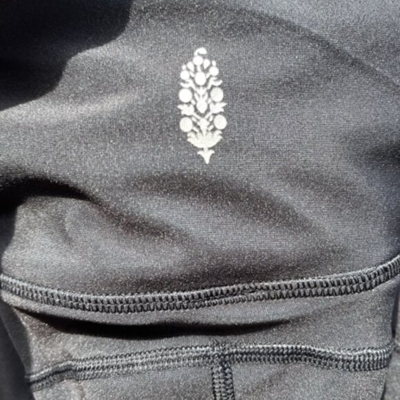 FREE PEOPLE FP MOVEMENT NWOT You Glow Girl Leggings Twist-Front Black Size Small - Picture 10 of 16